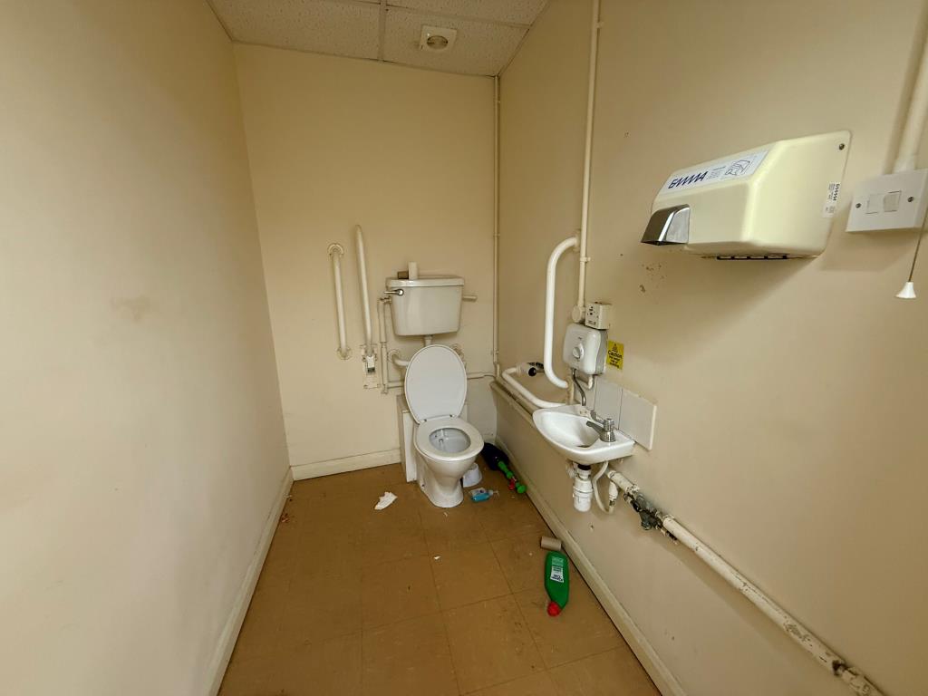 Lot: 12 - VACANT PROPERTY IN TOWN CENTRE - W.C.